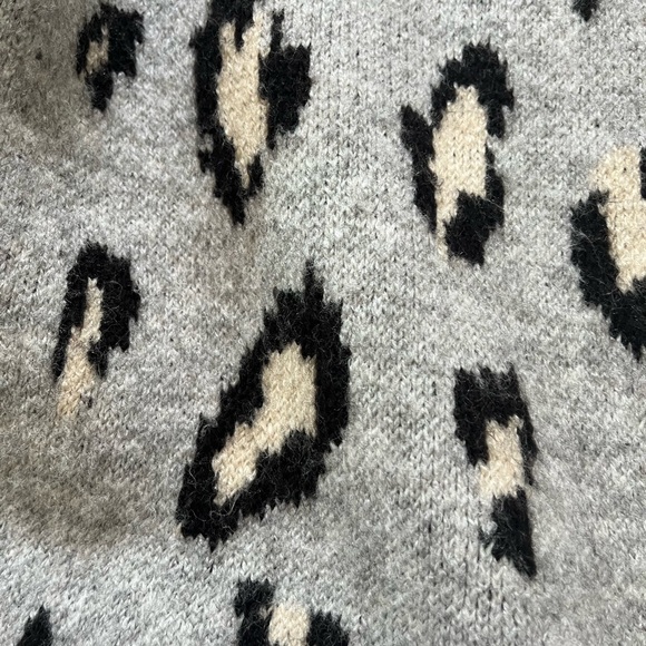 Ellen Tracy Gray Animal Print Cardigan. Size M. Good condition. - Picture 9 of 13